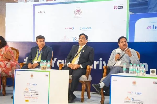 यात्री परिवहन विजन समिट के मंच पर कुर्सियों पर बैठे पैनल सदस्य